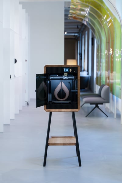 Prusa Signature Oak avec la porte ouverte, exposée dans un couloir de galerie